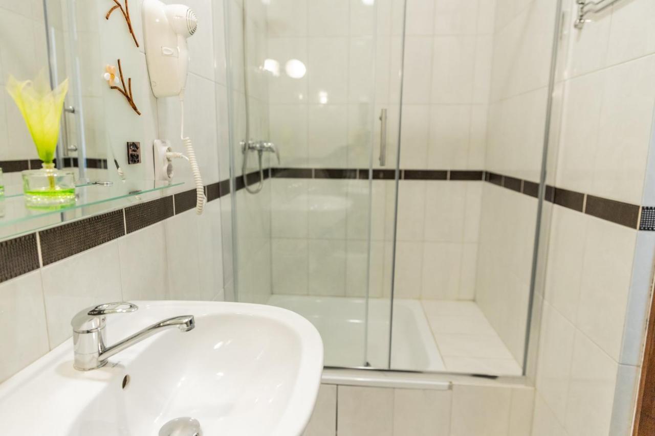 Hotel Lubych Броды Экстерьер фото
