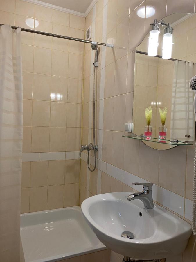 Hotel Lubych Броды Экстерьер фото